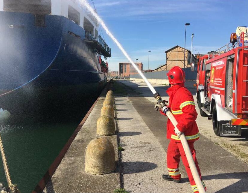 persone che spengono un incendio